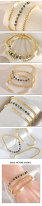 Gedetailleerde close-up van een 3-delige gouden kralenarmbandset met natuursteen op zijde
