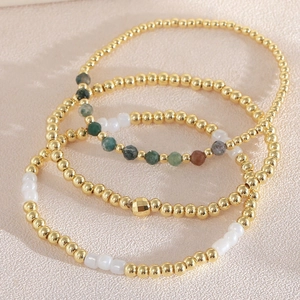 Set van drie bohemien kralenarmbanden met gouden koperen kralen en natuursteen