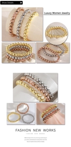 Detalle del set de pulseras de cuentas con esferas y cubos de metal oro, plata y oro rosa