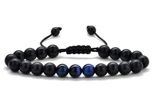 Detalle de pulsera trenzada ajustable con piedras de lava y cuentas de ojo de tigre azul