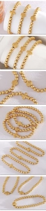 Détail macro du lot de trois bracelets en perles dorées avec pendentifs croix