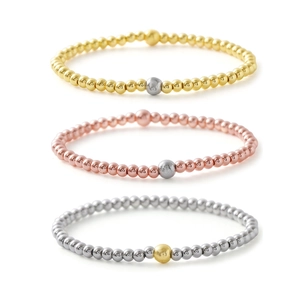 Dreiteiliges Set stapelbarer Perlenarmbänder in Gold, Silber und Roségold mit Motivperlen