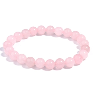 Vista detallada de las cuentas de cristal de cuarzo rosa natural pulido en pulsera elástica