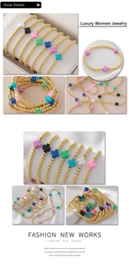 Detalle de dijes de cruz coloridos y pulseras de cuentas doradas elásticas para mujer