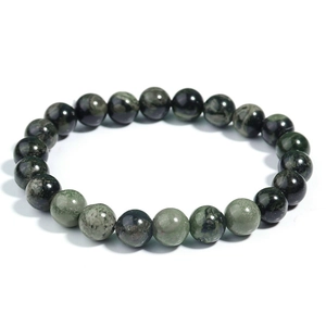Pulsera de cuentas de piedra natural verde oscuro con cuentas redondas pulidas fondo blanco