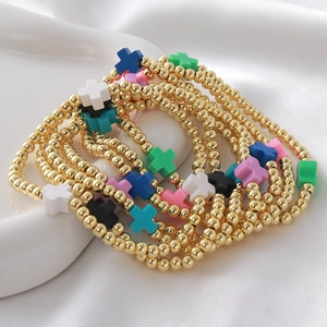 Conjunto de pulseras de cuentas doradas con dijes de cruces de colores en cerámica
