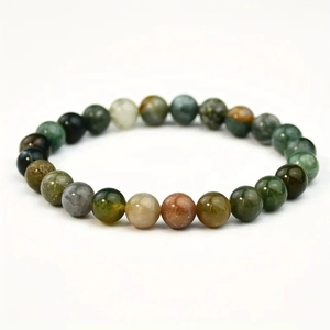 Vue macro de perles multicolores en pierre naturelle et oeil de tigre sur bracelet