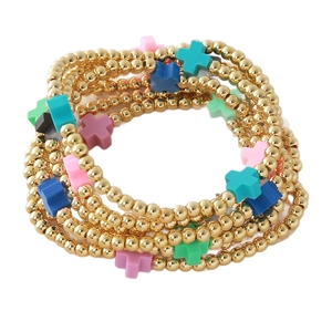 Set de pulseras bohemias multicapa con cuentas doradas y cruces de arcilla coloridas