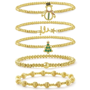Dettagli macro del set di 5 bracciali con perline dorate e ciondoli a tema natalizio