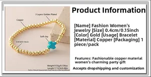 Detalle de pulsera de cuentas doradas de 4mm con colgante de cruz de arcilla turquesa