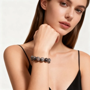 Bracelet extensible en perles d'agate et œil de tigre naturel sur poignet féminin
