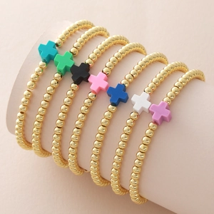 Set de 7 pulseras elásticas de cuentas doradas con colgantes de cruces de colores