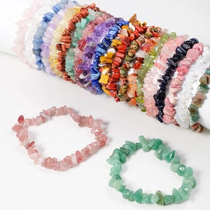 Elastische armbanden van natuurlijke onregelmatige edelstenen in diverse kristalsoorten