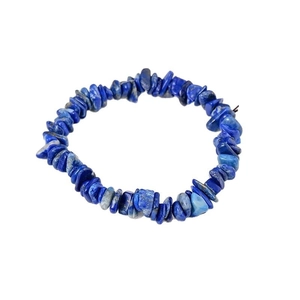 Bracelet extensible en pierres de lapis-lazuli bleu naturel sur fond blanc minimaliste