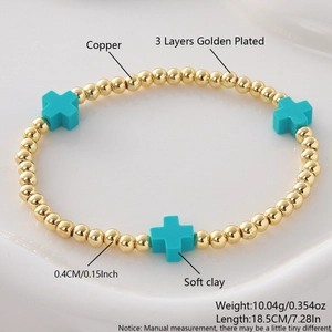 Perlenarmband mit goldenen Kupferperlen und türkisfarbenen Kreuzen aus Fimo