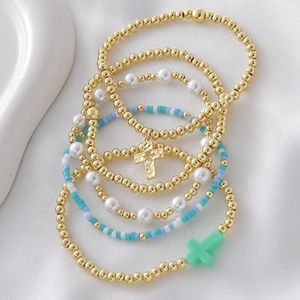 Ensemble de bracelets multicouches bohèmes avec perles dorées et pendentif croix