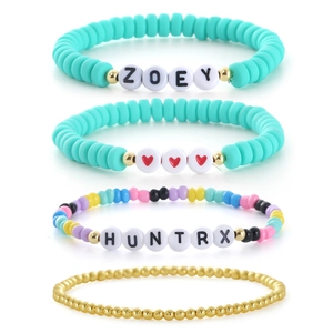 Detalle de un juego de 4 pulseras de cuentas verdes K-POP con colgantes de letras