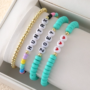 Set de pulseras bohemias de cuentas verdes con letras HUNTRX y ZOEY y dijes de corazón