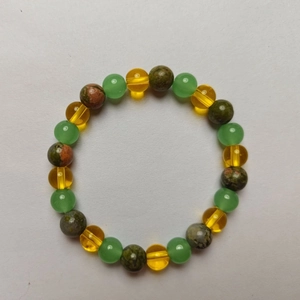 Kralenarmband van 8mm met citrien en groene aventurijn op een witte achtergrond
