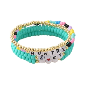 Set de pulseras de cuentas verdes boho con letras HUNTRX, ZOEY y detalles dorados