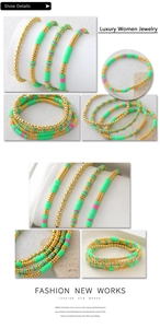 Details des mehrlagigen Boho-Armband-Sets mit grünen Tonscheiben und goldenen Perlen