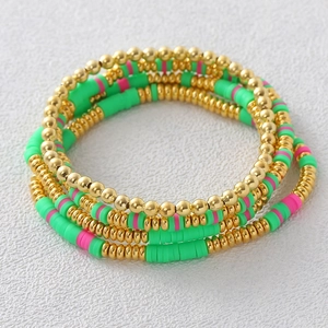 Böhmisches Mehrlagen-Armband-Set mit grünen Heishi-Perlen und goldenen Metallperlen