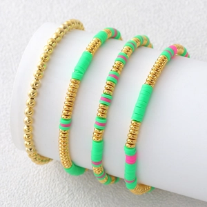 Böhmisches 4-teiliges Stretch-Armband-Set mit grünen und rosa Heishi-Perlen und Goldakzenten