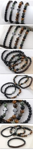 Détail du lot de quatre bracelets en perles d'œil de tigre, bois et croix en métal poli