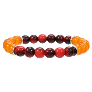 Detalle de una pulsera de cuentas con ágatas rojas y naranjas y espaciadores de plata