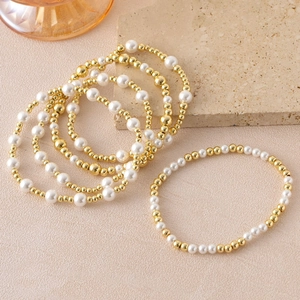 Fünfteiliges Set aus Barockperlen und Goldperlen-Stretch-Armbändern für Damen
