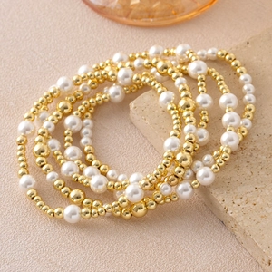 5-teiliges Set aus geschichteten Barockperlen und Goldperlen-Armbändern