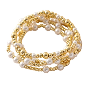 5-lagiges Stretch-Armband-Set mit vergoldeten Kupferperlen und weißen Barockperlen