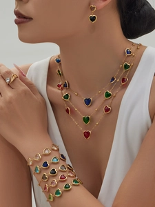 Detailansicht der mehrlagigen Herz-Edelsteinketten und passender Schmuck in Goldoptik
