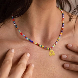 Collana con perline colorate e ciondolo a lettera A in oro placcato a forma di cuore