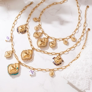 Parure de colliers baroques plaqués or 18k avec pendentifs cœur et pierres naturelles