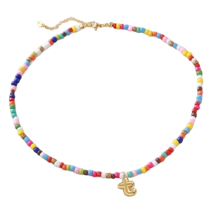 Collana di perline colorate con ciondolo a lettera T bombata in oro e chiusura a moschettone