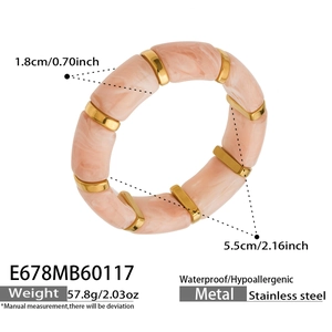 Dettaglio del bracciale rigido in resina marmorizzata rosa con maglie dorate