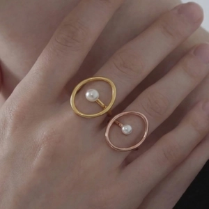 Minimalistische 18k vergoldete Edelstahl-Perlenringe mit weißen Perlen am Finger