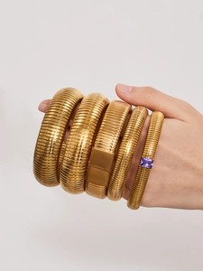 Ensemble de cinq bracelets en acier inoxydable plaqué or 18k avec pierre zircon violette