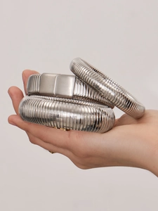 Vue détaillée des bracelets en acier inoxydable argenté avec texture serpent et fermoirs
