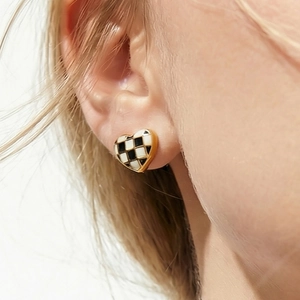 Boucles d'oreilles cœur minimalistes avec motif en damier noir et blanc et fini doré