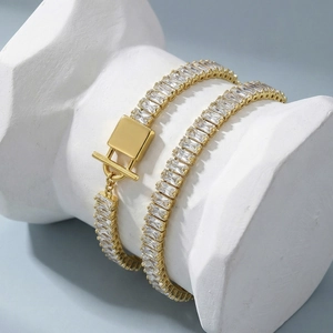 Bracciale in acciaio inossidabile dorato con zirconi e chiusura a fibbia quadrata