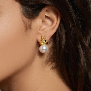 Boucles d'oreilles écureuil chic avec tête d'animal dorée et une perle blanche ronde