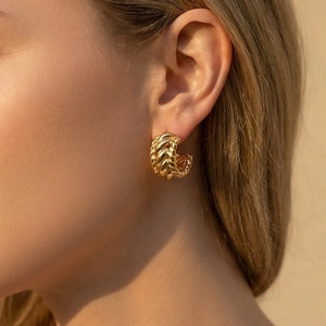 Élégantes boucles d'oreilles créoles torsadées dorées au design en métal tressé