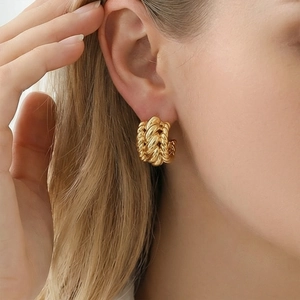 Boucles d'oreilles créoles torsadées dorées avec texture tressée pour femmes