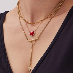Ensemble de colliers dorés à trois rangs avec pendentif cœur rouge et zircone cubique