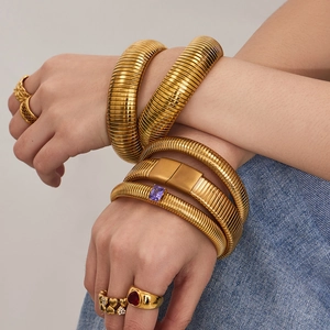 Ensemble de bracelets élastiques et bagues en acier inoxydable plaqué or 18k