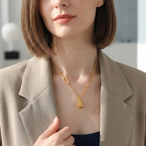 Minimalist 18k gold plated stainless steel bar pendant necklace with an oval ring link