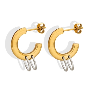 Pendientes de aro en C dorados con anillos plateados entrelazados de estilo minimalista