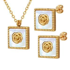 Elegante set gioielli dorato quadrato con intarsio in conchiglia e design rosa 3D